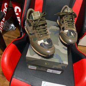 Valentino sneaker size 9
